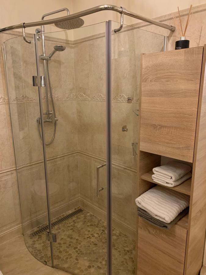 Uroczy Apartament Z Patio Szczecin Buitenkant foto